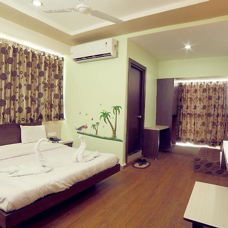 Hotel Avion Inn Ахмедабад Екстериор снимка