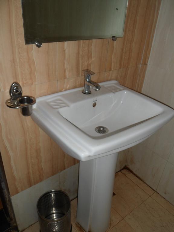 Hotel Avion Inn Ахмедабад Стая снимка