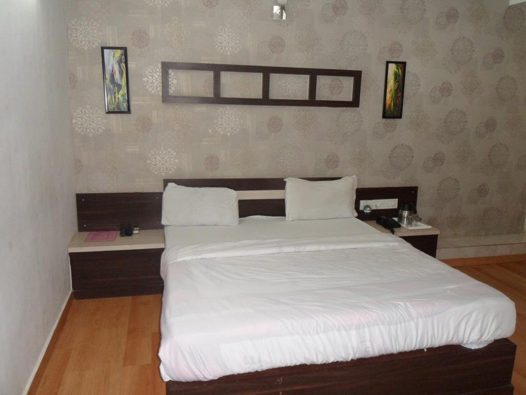 Hotel Avion Inn Ахмедабад Стая снимка