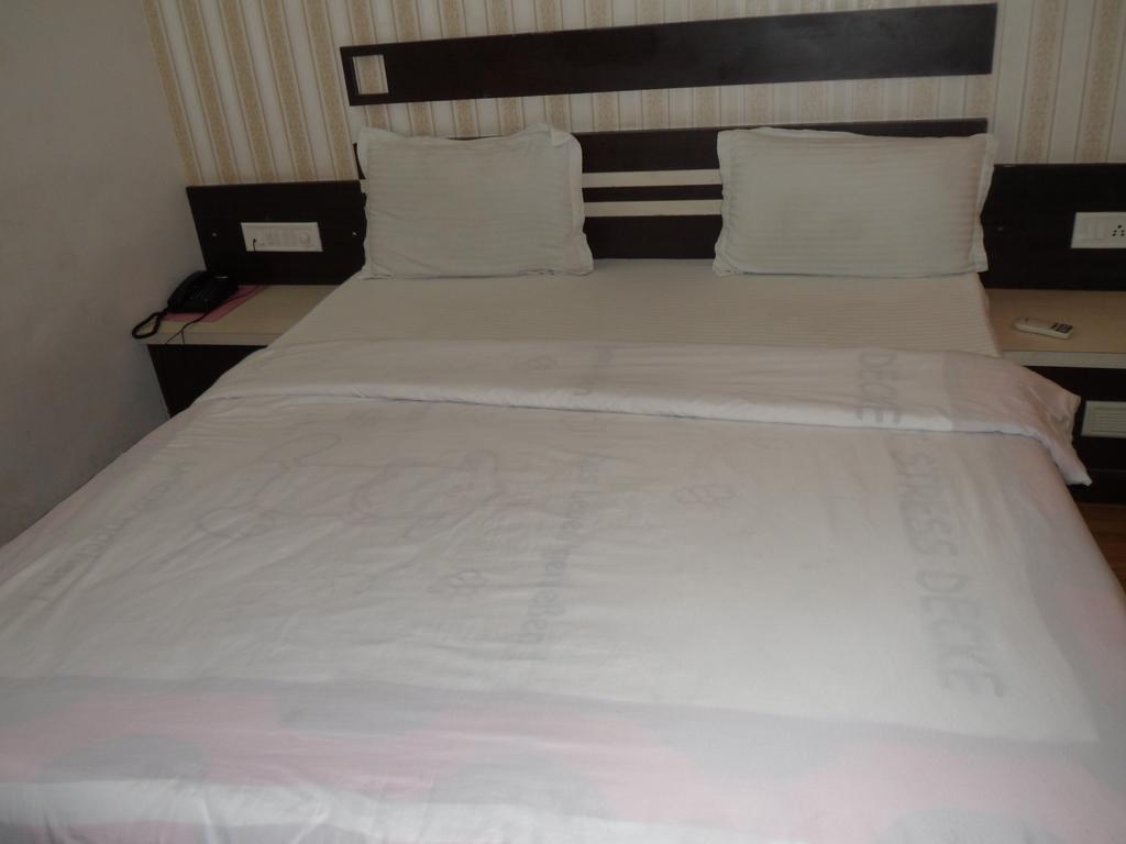 Hotel Avion Inn Ахмедабад Стая снимка
