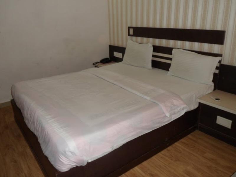 Hotel Avion Inn Ахмедабад Екстериор снимка