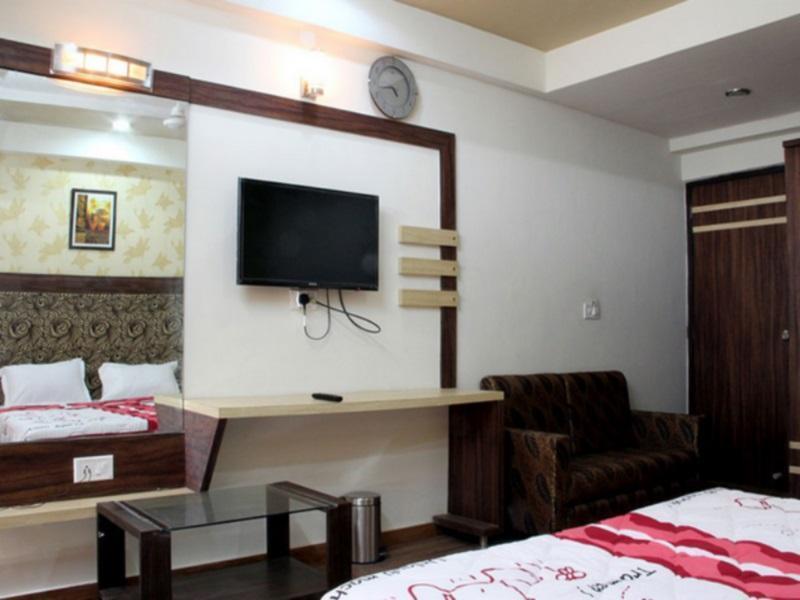 Hotel Avion Inn Ахмедабад Екстериор снимка