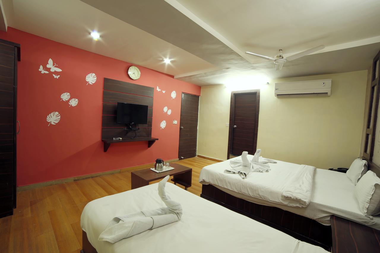 Hotel Avion Inn Ахмедабад Екстериор снимка