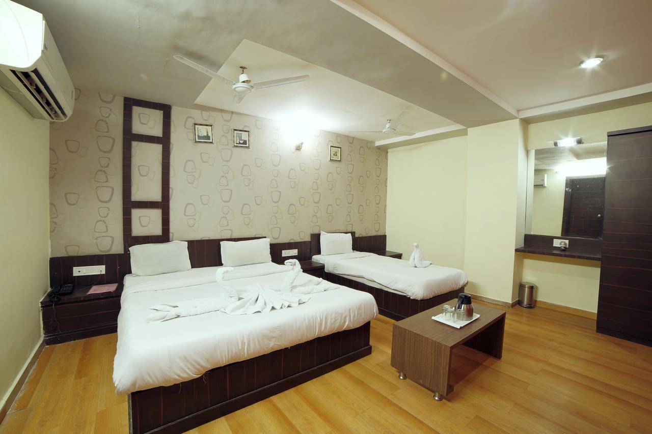 Hotel Avion Inn Ахмедабад Екстериор снимка